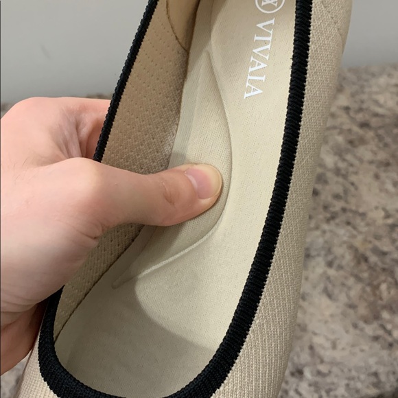 Elegant Cream and Black Almond-Toe Chunky Heels - Picture 8 of 17